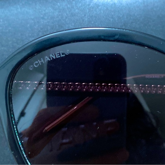 CHANEL Women’s Black Classic Round Sunglasses with gold detailing - Picture 13 of 16